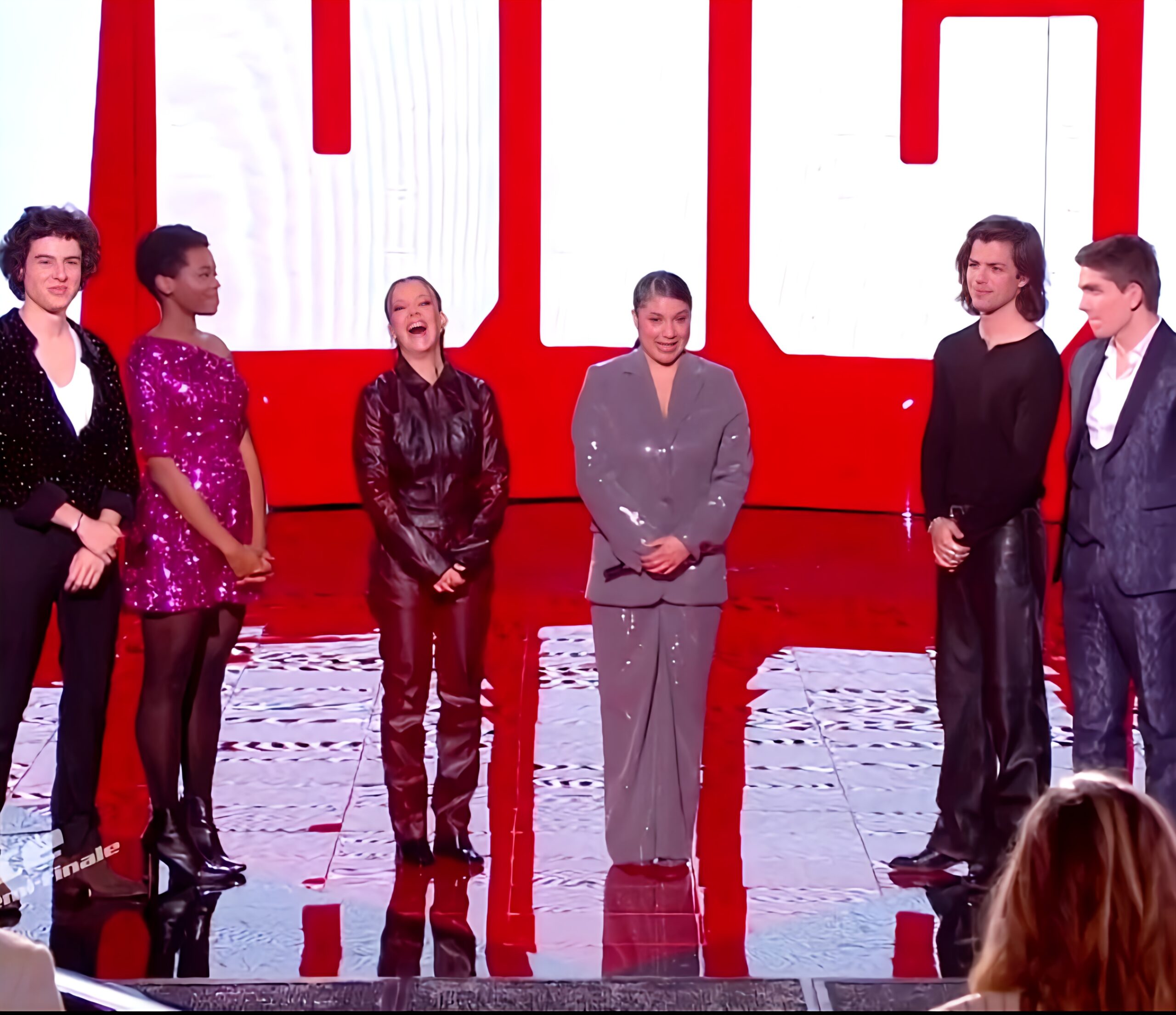 Une semaine avant la finale de The Voice, une candidate qualifiée annonce son retrait… avec un grand sourire.