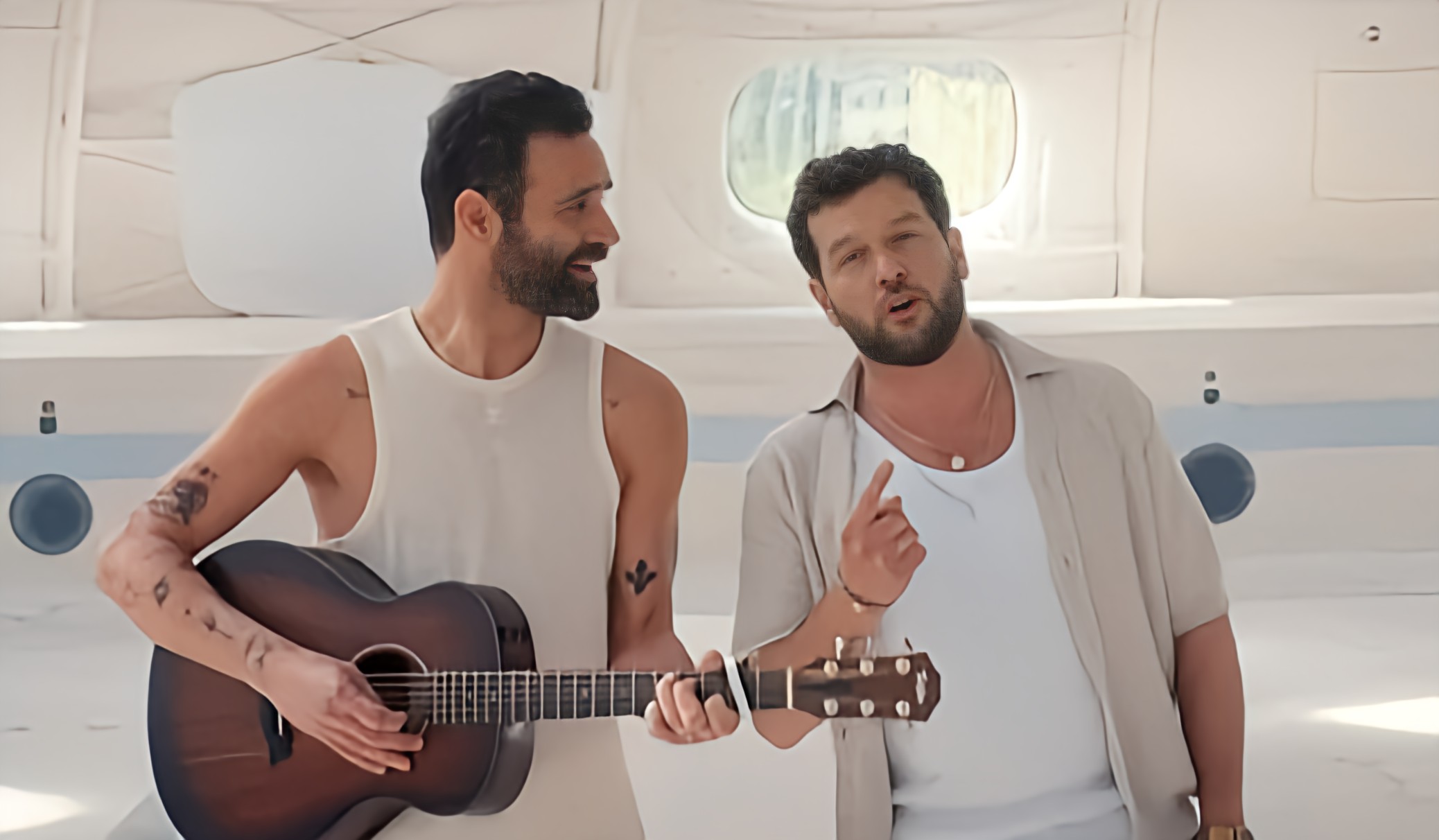 Ycare et Claudio Capéo nous proposent le clip « Eau de Javel » un titre ensoleillé et optimiste.