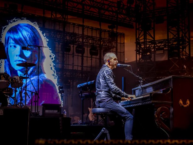 Calogero rend un hommage touchant à Françoise Hardy en chantant "L'amitié" dans les arènes de Nîmes. - calogero 1