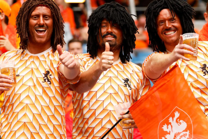 Parade de dingue des supporters néerlandais dans les rues de Leipzig avant le match contre la France ! - capture decran 2024 06 21 205101