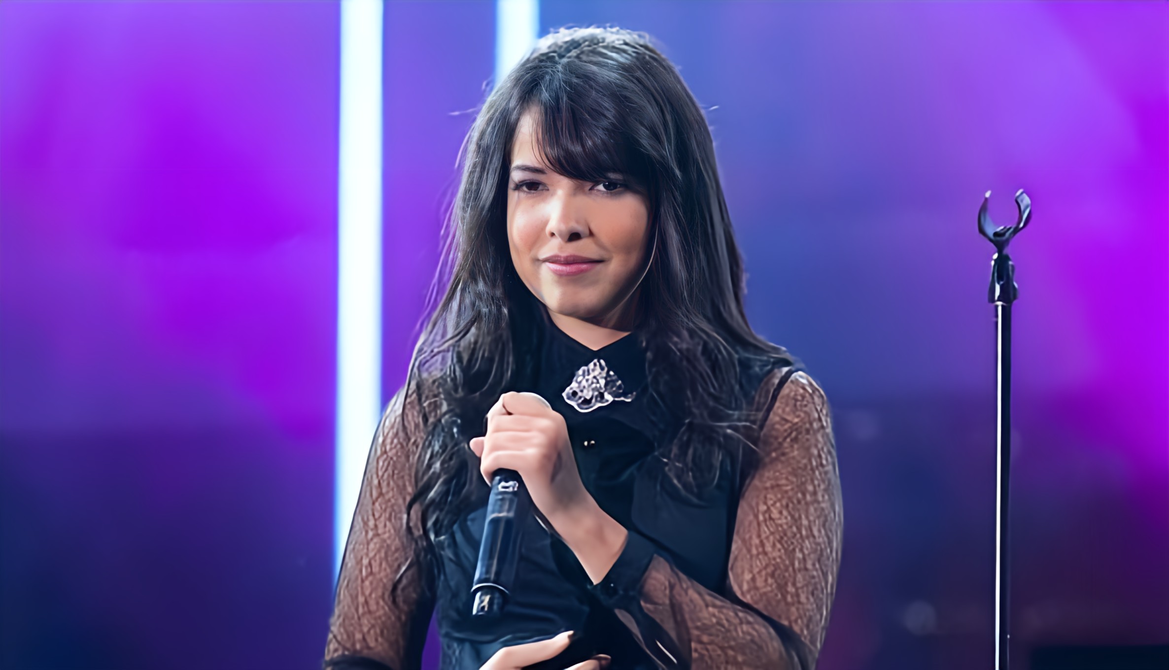 Happy birthday to Indila (40 years old). “Dernière Danse” is the first