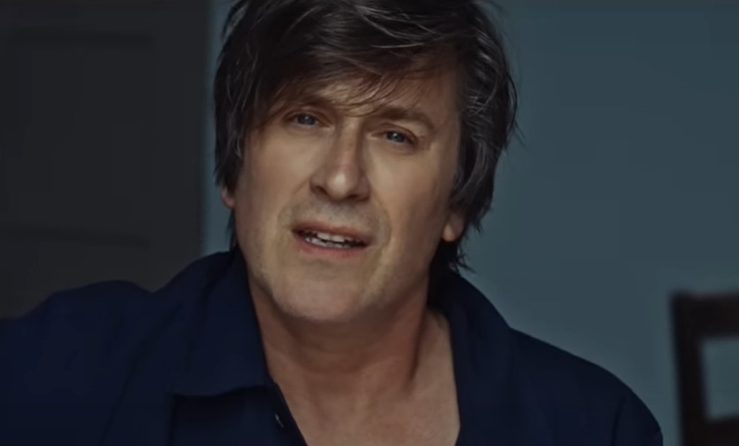 « Je t’aimais si fort que je t’aime encore, encore mieux et à jamais » Le nouveau titre de Thomas Dutronc