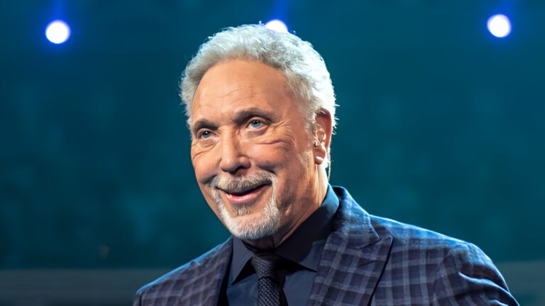 Bon anniversaire à Tom Jones (84 ans). Le chanteur britannique a fait la "Une" du D-Day en chantant devant le monde entier. - tom jones 2 1