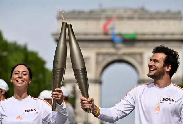 Amir a porté la flamme olympique ce lundi 15 juillet sur les Champs Elysées - amir 1