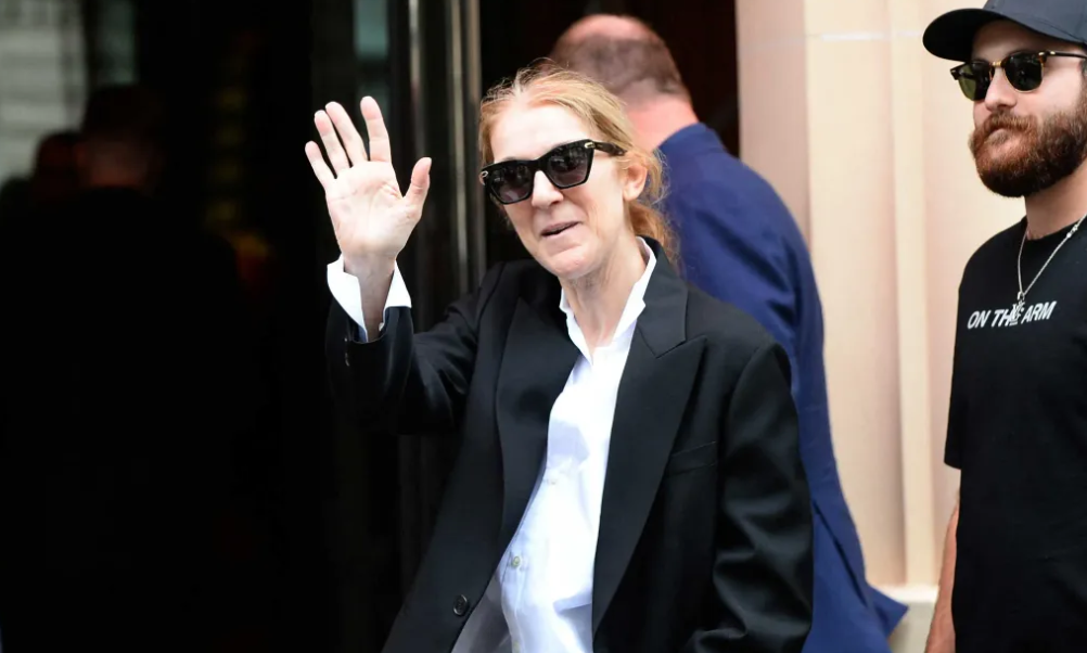Trois jours avant la cérémonie des JO, Céline Dion est arrivée ce matin à Paris. Super cool, elle s&rsquo;est prêtée avec le sourire à une séance de selfies.