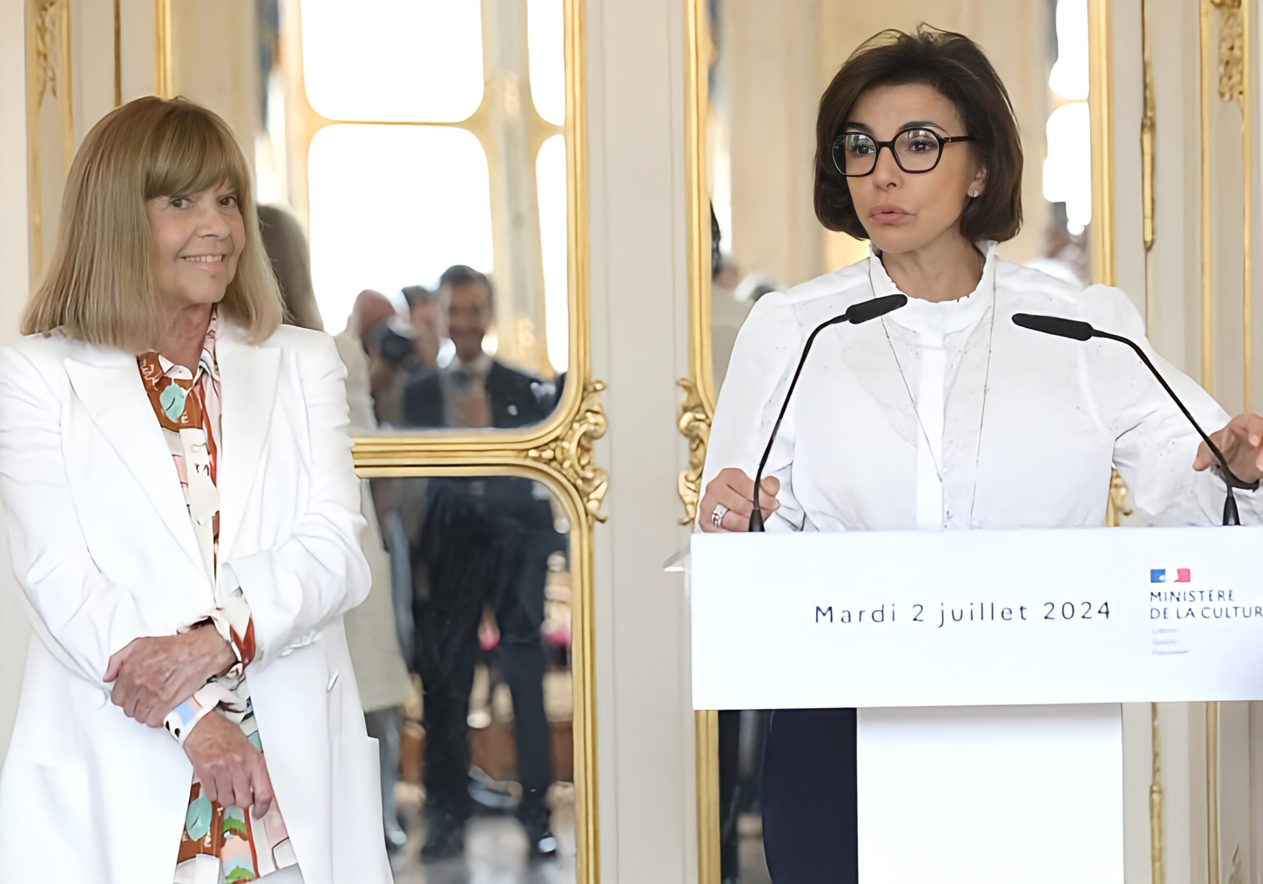 Chantal Goya décorée in extremis, entre les deux tours, par Rachida Dati.