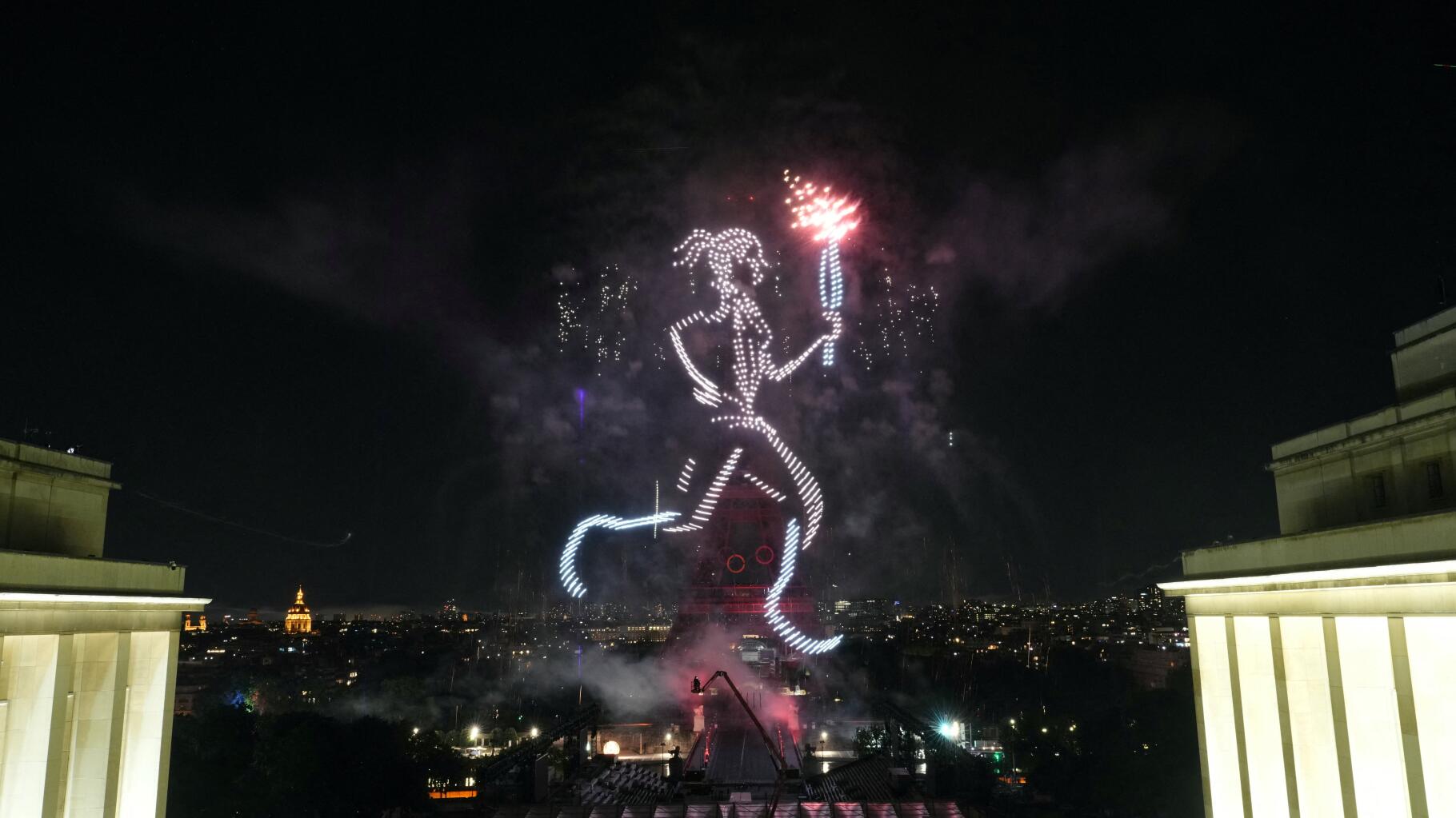 Magnifique feu d'artifice olympique de la Tour Eiffel, avec ses 1000