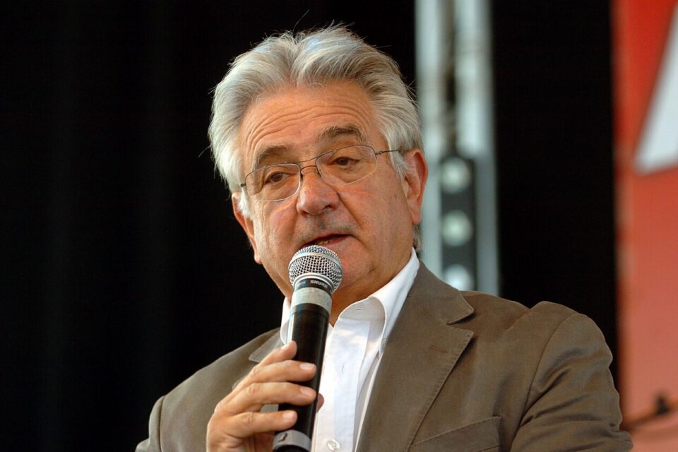 Jean-Pierre Descombes, célèbre animateur des « Jeux de 20h » est mort ! Il avait 76 ans et se battait contre la Maladie de Parkinson.