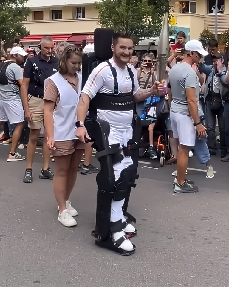 Kevin Piette, paraplégique porte la flamme olympique avec son exosquelette