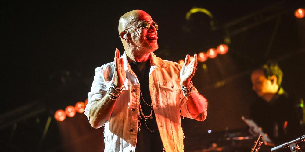 Pascal Obispo en concert , au Zénith de Pau le 13 octobre 2023 .  Pascal Obispo en concert , au Zénith de Pau le 12 octobre 2023 .
