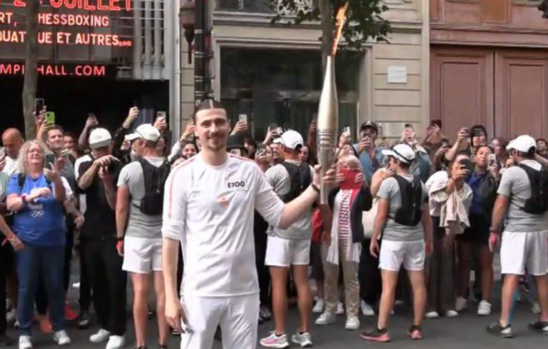 Pierre Garnier a porté la flamme olympique ce dimanche 14 juillet à Paris devant l'Opéra Garnier. - pierre garnier flamme olympique