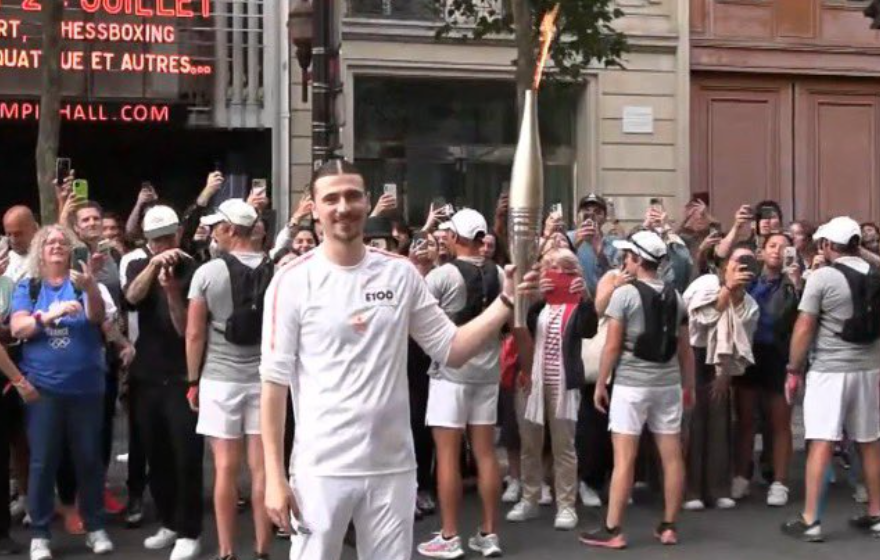 Pierre Garnier a porté la flamme olympique ce dimanche 14 juillet à Paris devant l&rsquo;Opéra Garnier.