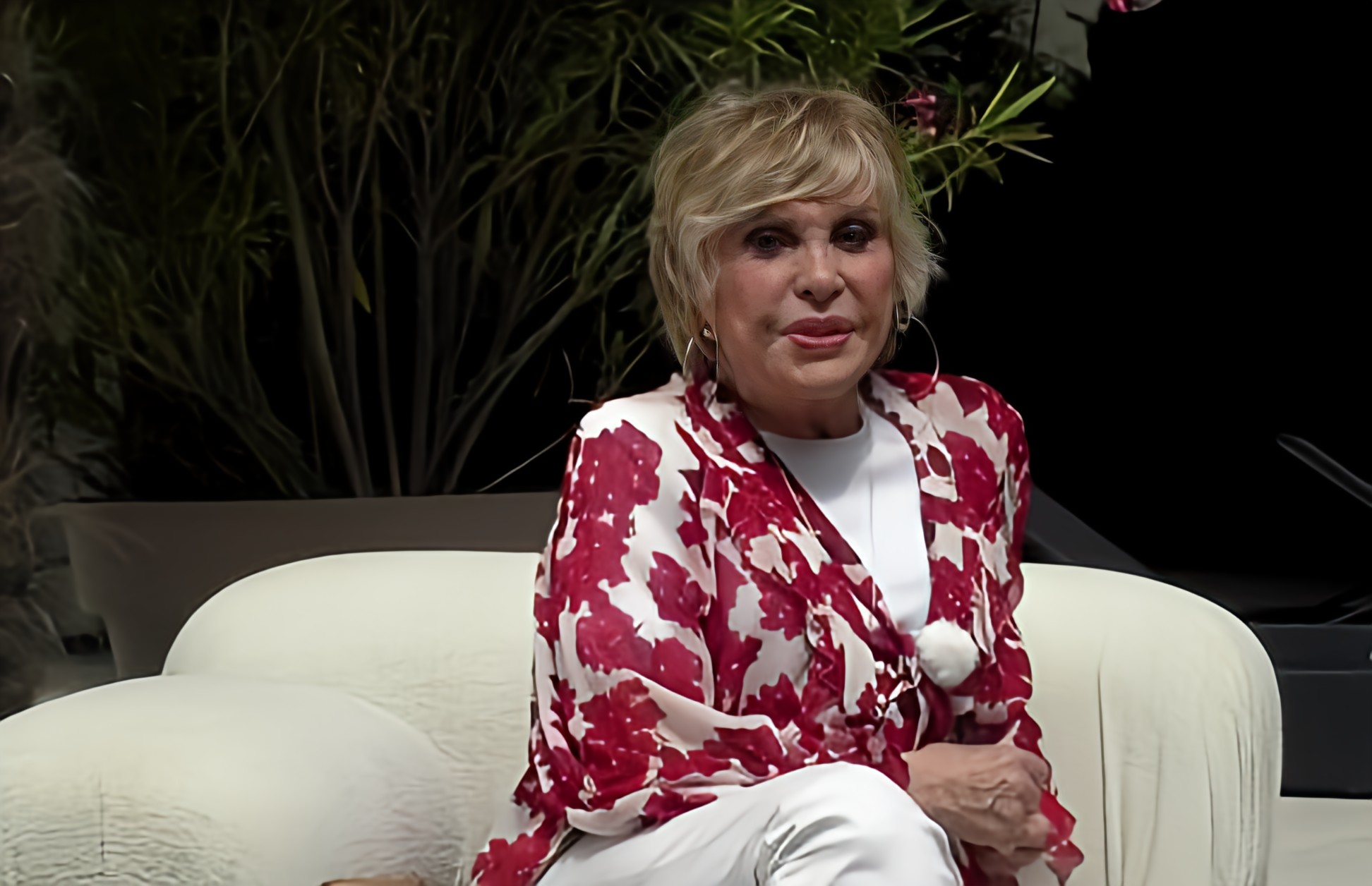 Interview de Sophie Darel: Sans retenue, elle évoque ses rencontres médiatiques et ne fait pas dans la dentelle. Coluche, Dalida, Brel, Claude François, Mike Brant…