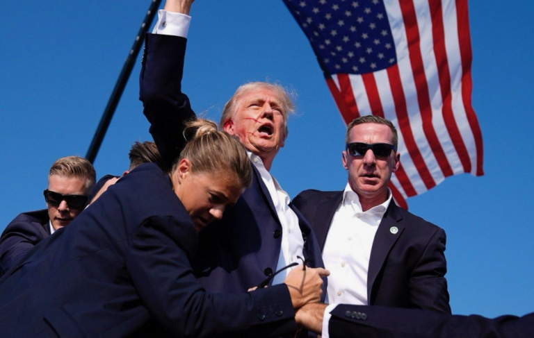 Donald Trump victime d'un attentat en plein meeting. Une balle l'a touché et il est blessé à l'oreille ! - trump 2