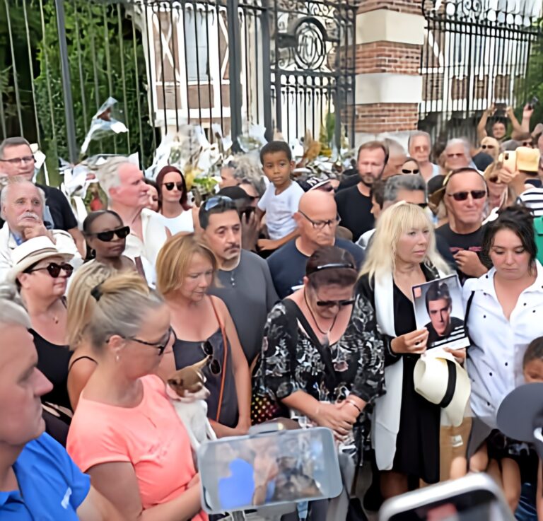 Obsèques d'Alain Delon: Ses fans ont organisé une minute de silence puis chanté en chœur "Paroles, Paroles" - capture decran 2024 08 24 200155 image enhancer 1