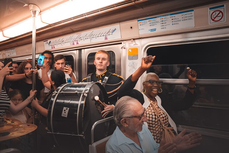 Paris euphorique pendant les Jeux : La garde républicaine met l'ambiance dans la rue et même dans le métro ! - garde republicaine