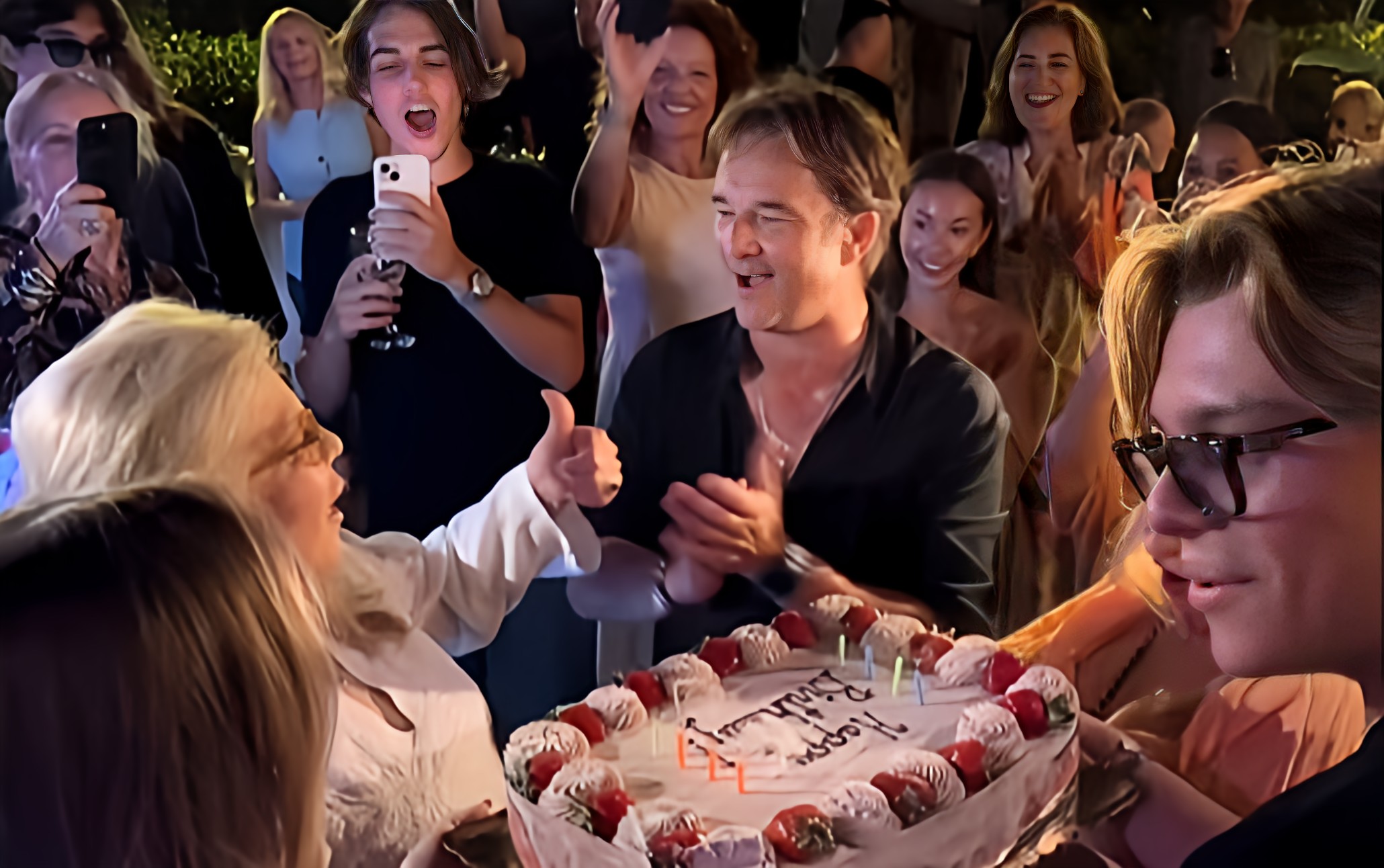 Sylvie Vartan et David Hallyday ont fêté leur anniversaire ensemble avec famille et amis.