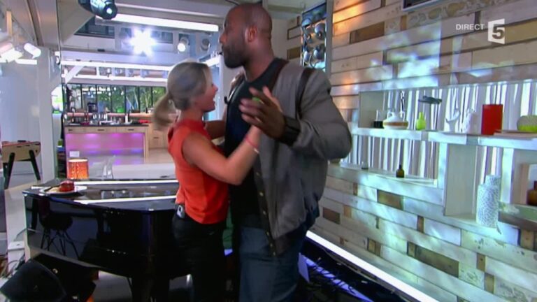 Quand Teddy Riner a fait danser Anne-Sophie Lapix sur le plateau de C à Vous. Il a promis de récidiver s'il gagne la médaille d'or à Paris. - teddy riner