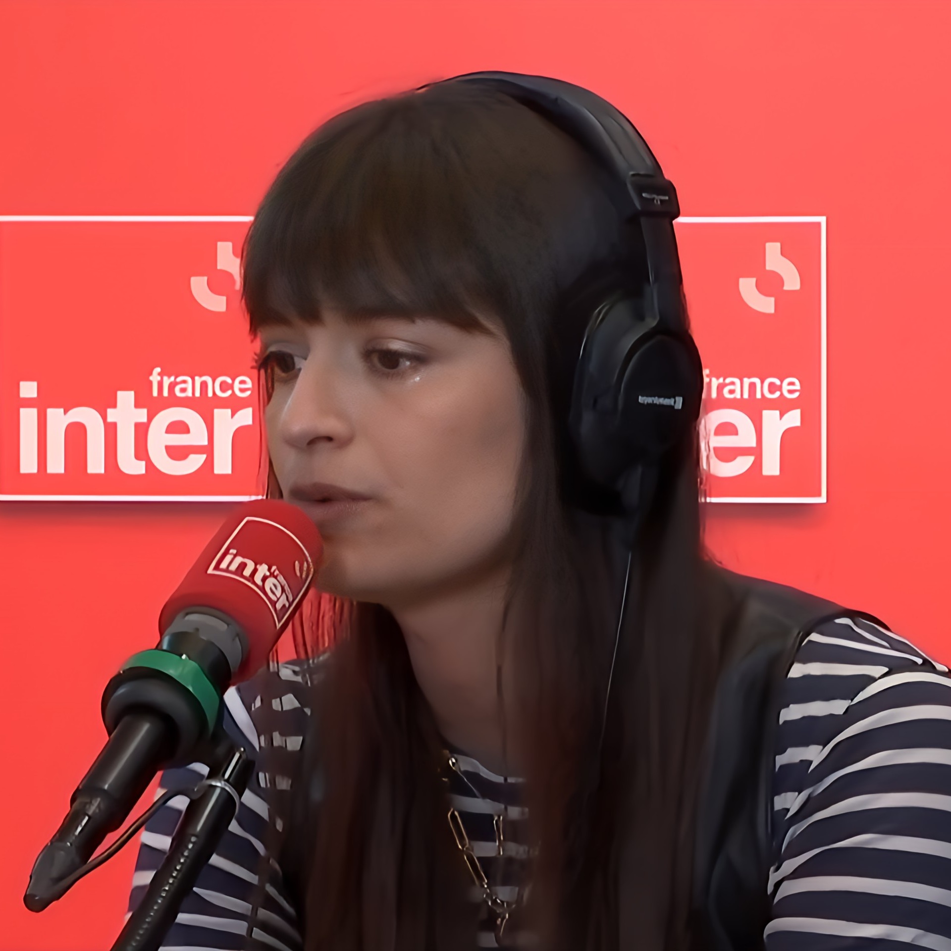 Interview de Clara Luciani : La chanteuse n&rsquo;a pas pu retenir ses larmes en évoquant Françoise Hardy…