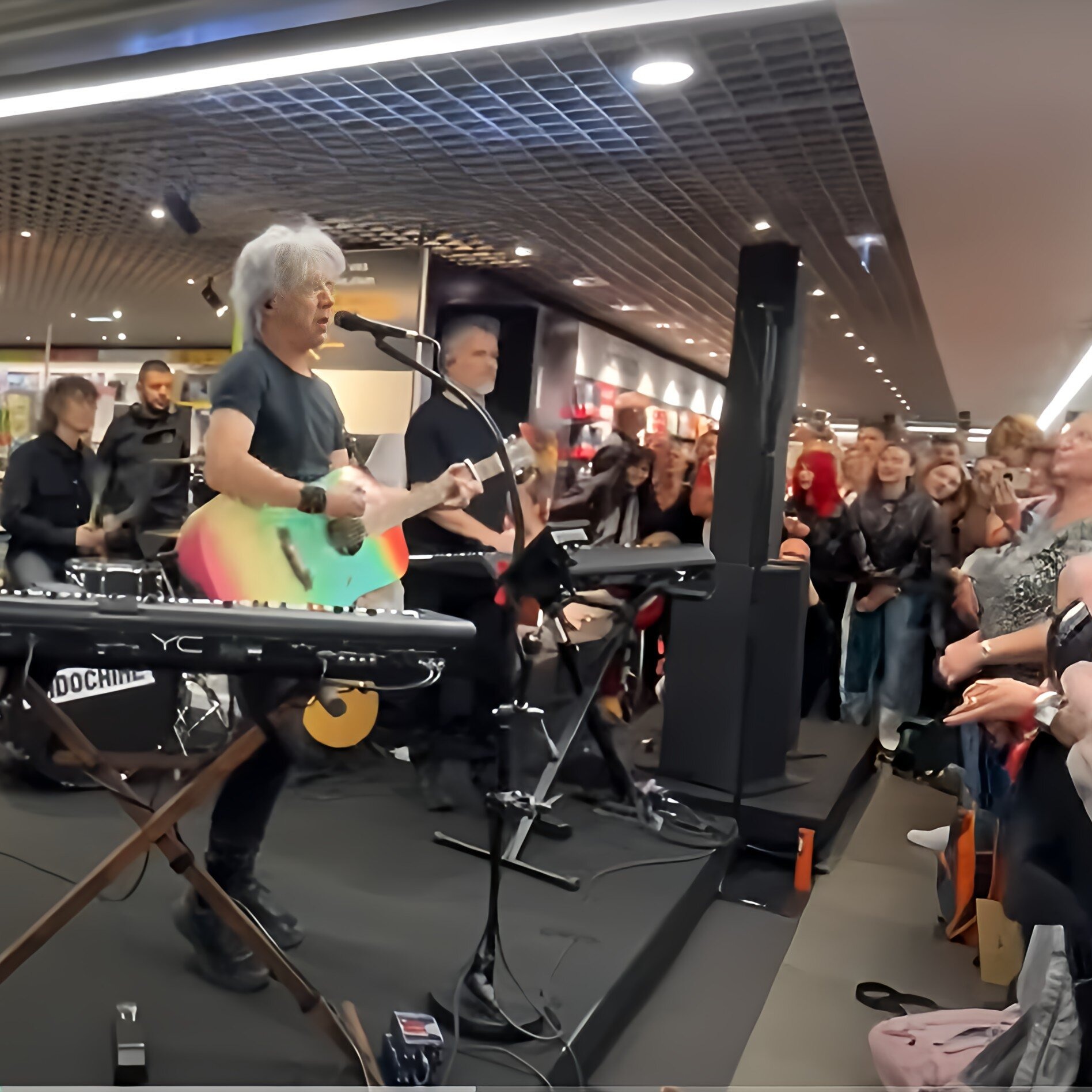 Fnac de Lille la nuit dernière : Le concert privé d&rsquo;Indochine pour la sortie de « Babel Babel ». Un moment incroyable pour les chanceux.