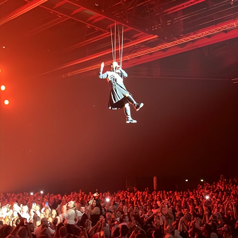 Zenith de Dijon : Slimane vole au dessus du public mais aussi vers le sommet des plus grands chanteurs français ! - slimane 1