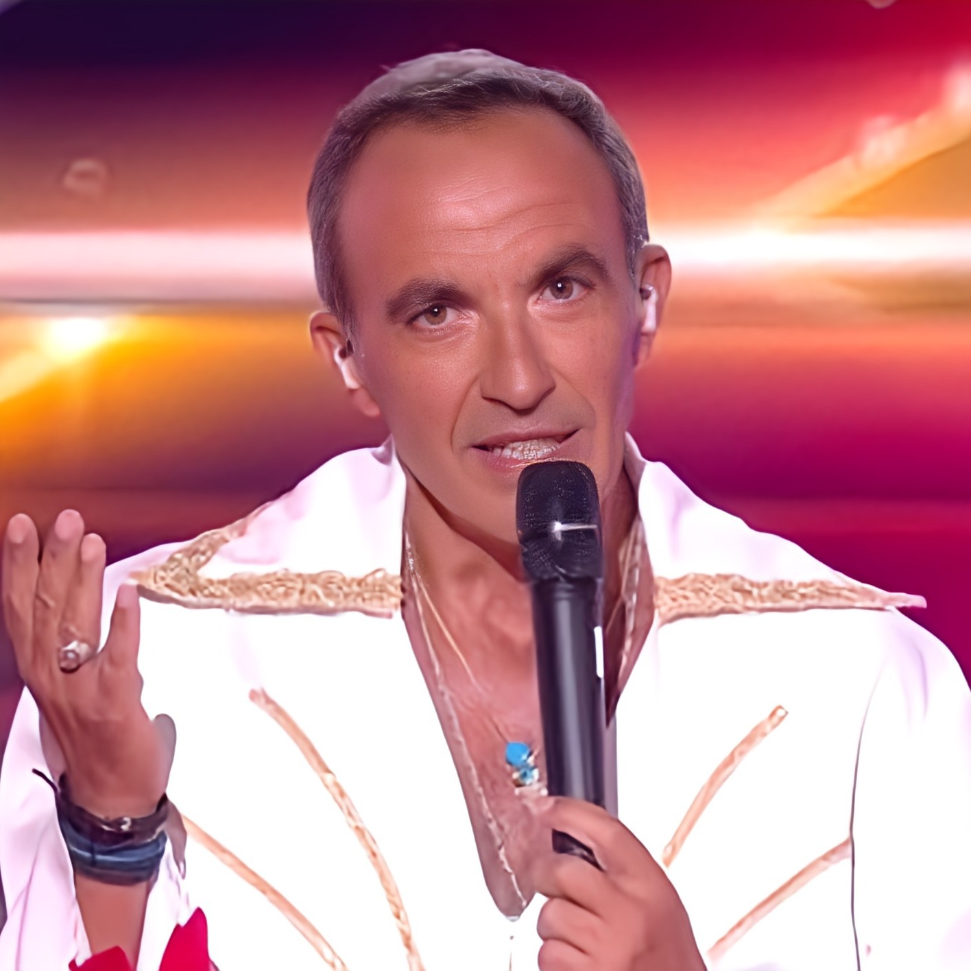 Star Academy : Nikos se lâche et fait le show ! Il chante et danse le Disco sur « Daddy Cool » de Boney M.
