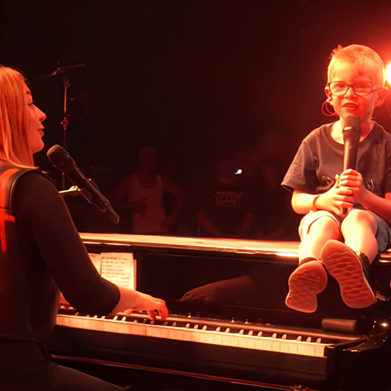 Trop beau ! Santa accueille sur scène un petit garçon qui fête son anniversaire. Il chante "Popcorn Salé" avec elle.   - santa