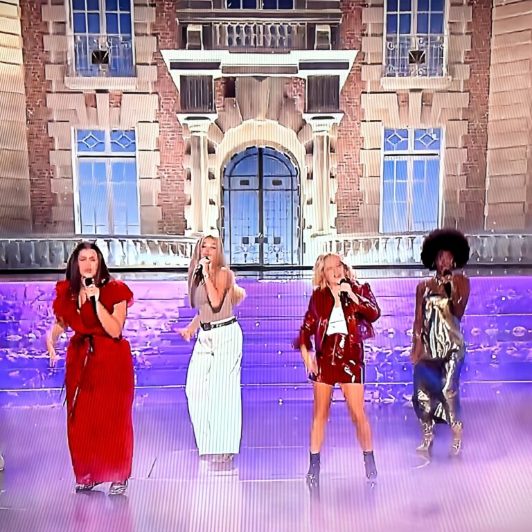 Star Academy : Les 15 élèves chantent l'hymne de la saison 2024 "Recommence-moi" pour la 1ère fois en direct - star academy