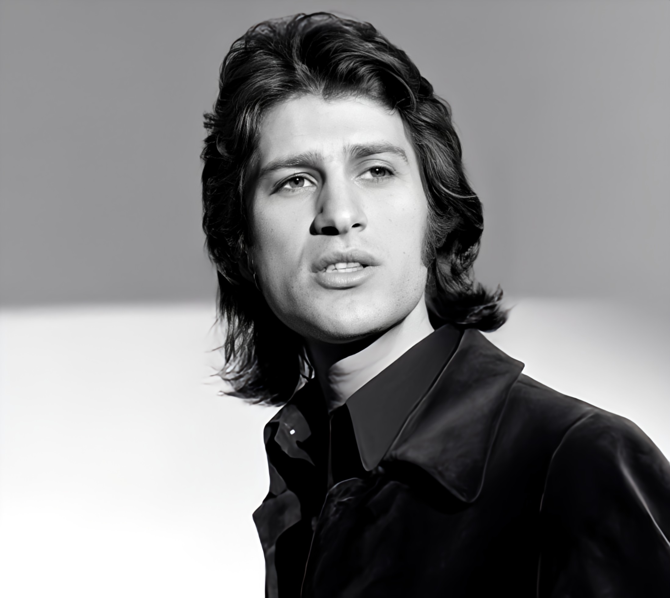 Mike Brant chante « Laisse-moi t&rsquo;aimer » dans l&rsquo;émission « Comme il vous plaira » présentée par Denise Glaser le 23 février 1970.