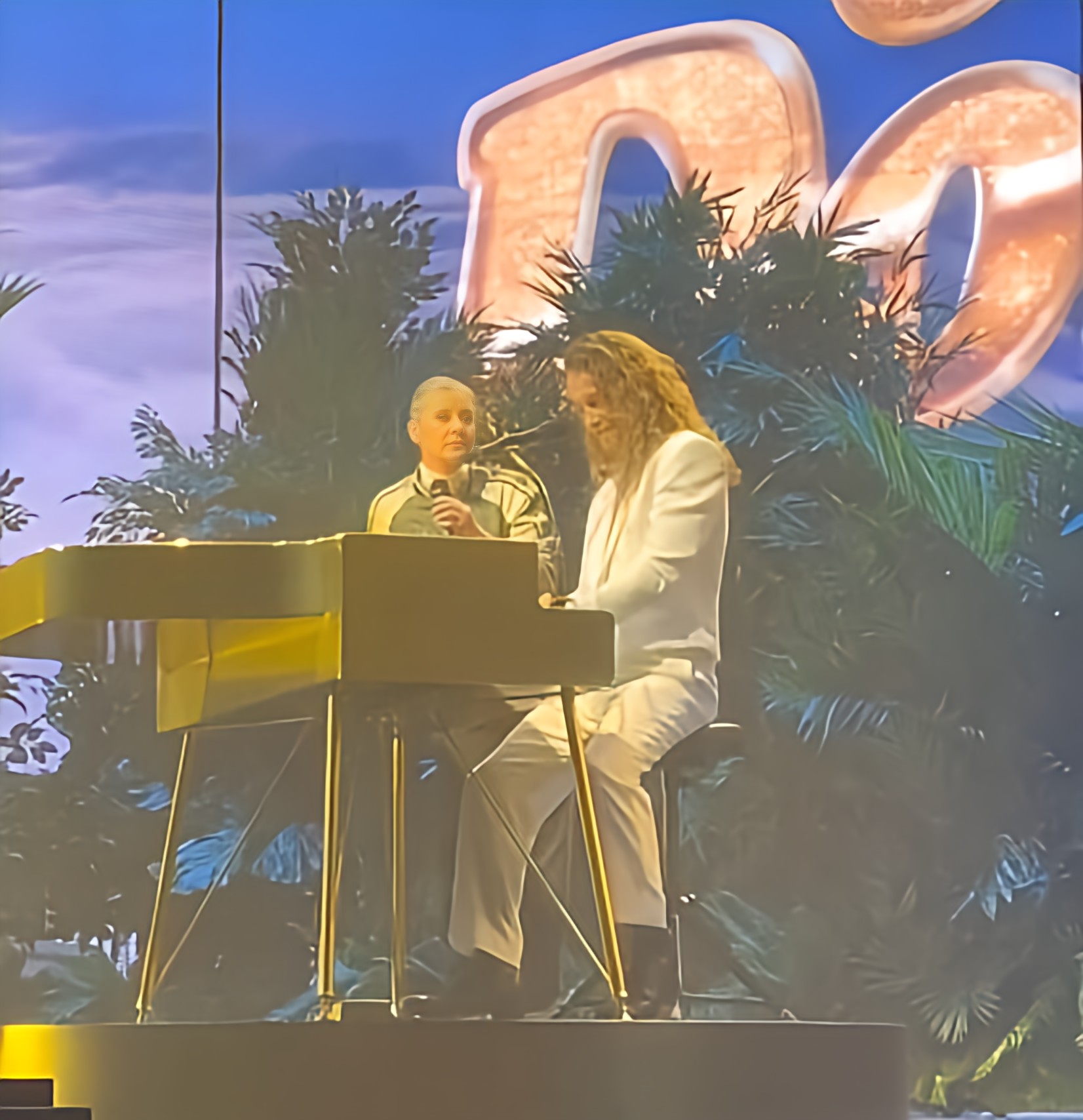 Dorothée rejoint Julien Doré sur scène à l’Accor Arena samedi 5 avril pour un duo improbable !