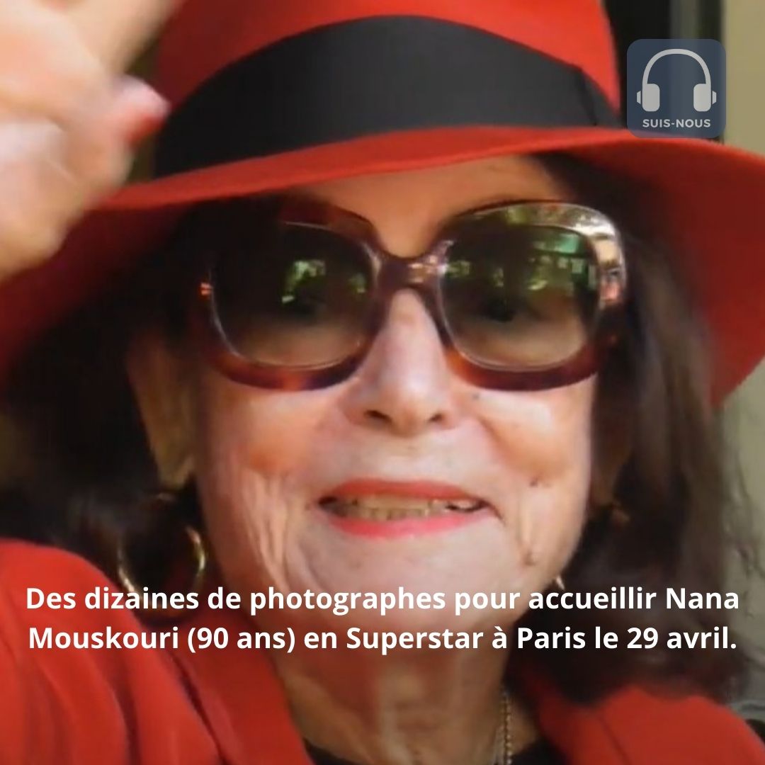 Des dizaines de photographes pour accueillir Nana Mouskouri (90 ans) en Superstar à Paris le 29 avril.