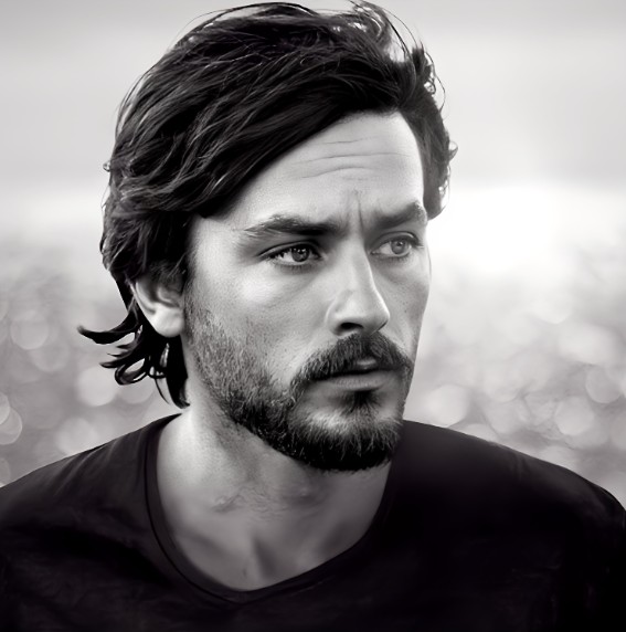 Anthony Delon s’est souvent présenté comme l’antithèse de son père. Anthony Delon s’est souvent présenté comme l’antithèse de son père. - capture decran 2025 07 24 213354