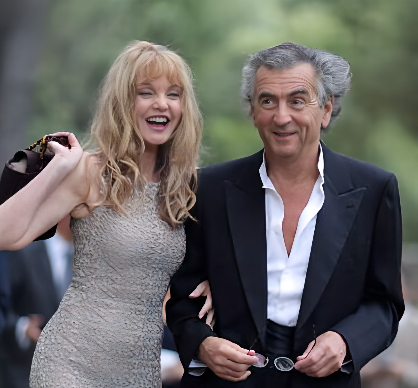 Suis-Nous - Bon anniversaire à Arielle Dombasle