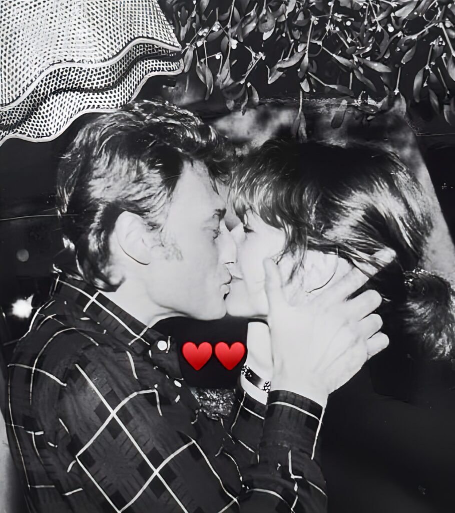 Suis-Nous - Le cliché posté par Laura Smet - Un tendre baiser entre Johnny Hallyday et Nathalie Baye, ses parents...