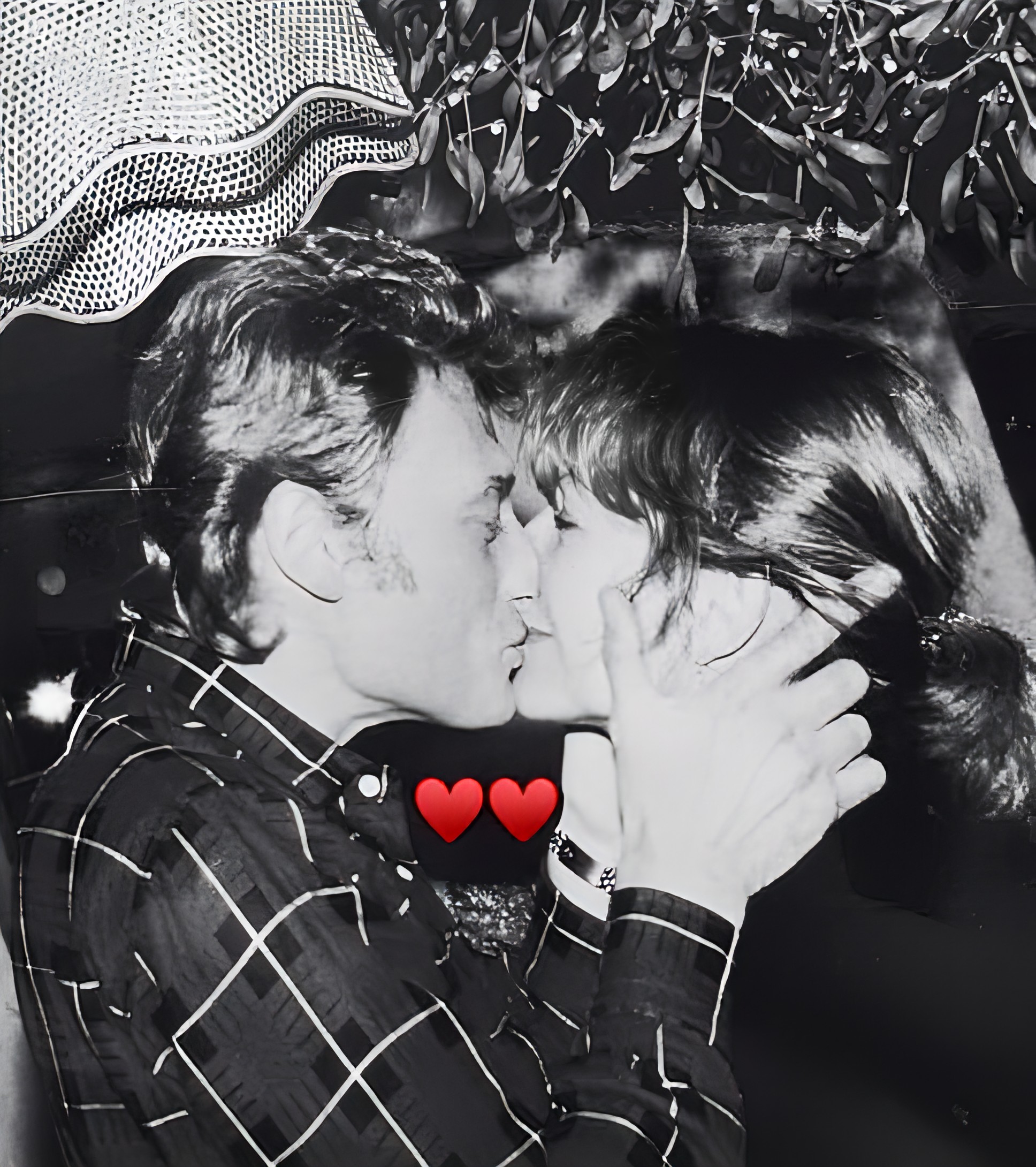 Le cliché posté par Laura Smet – Un tendre baiser entre Johnny Hallyday et Nathalie Baye, ses parents…