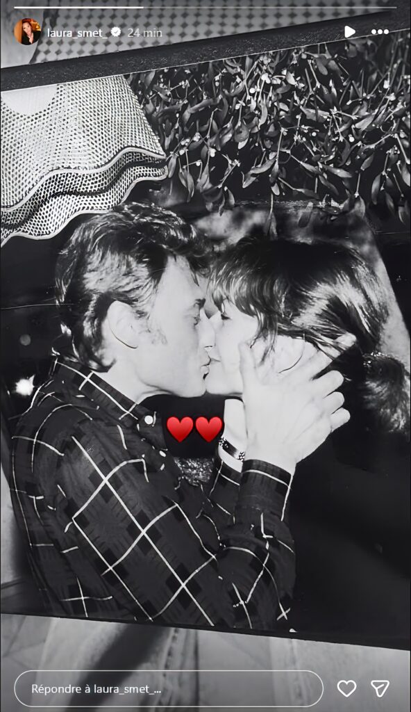 Suis-Nous - Le cliché posté par Laura Smet - Un tendre baiser entre Johnny Hallyday et Nathalie Baye, ses parents...
