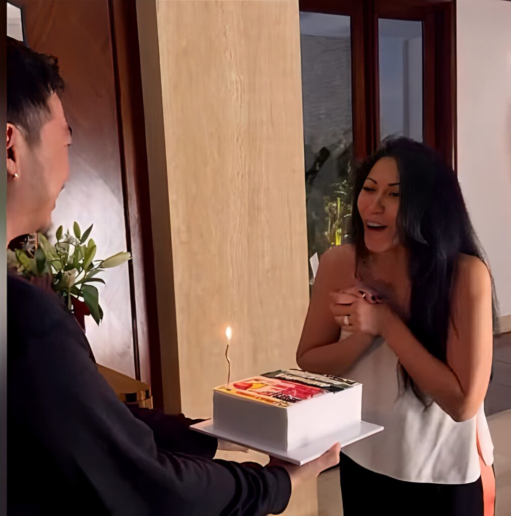 Suis-Nous - Bon anniversaire à Anggun, née le 29 avril 1974 en Indonésie à Jakarta.