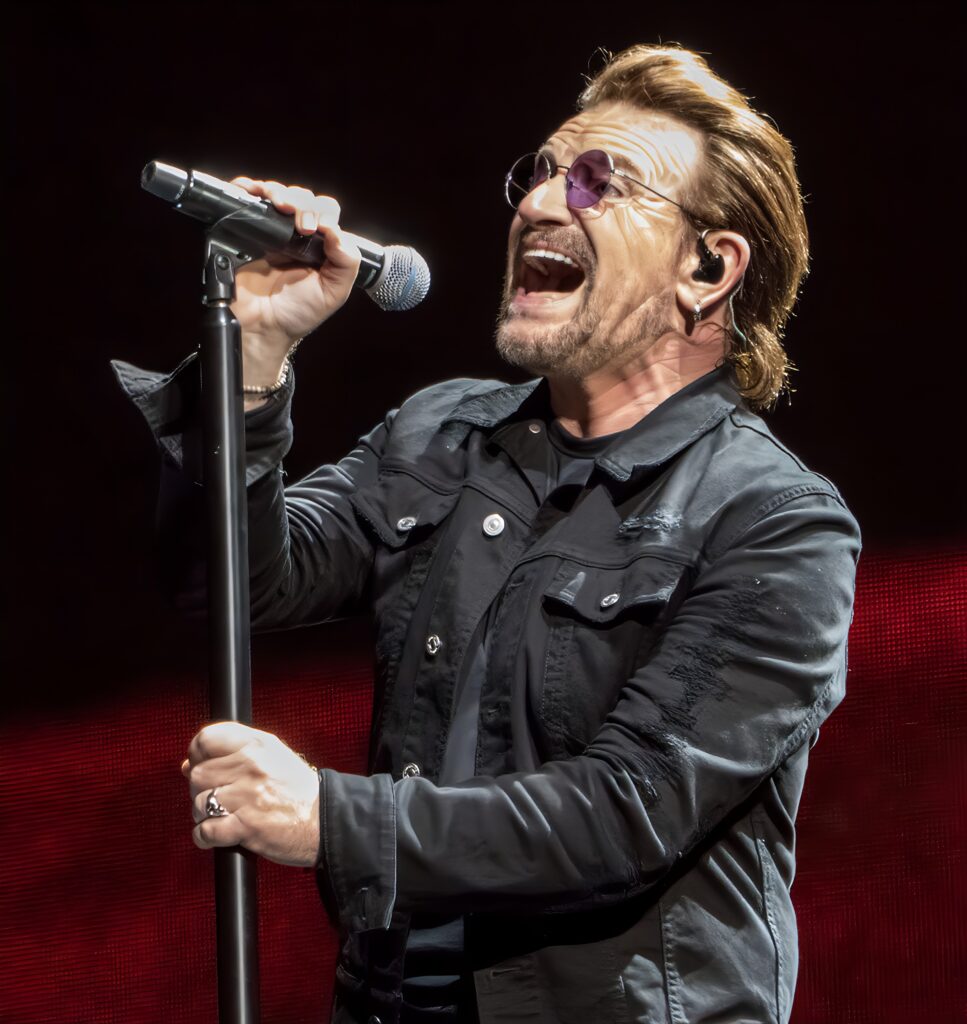 Suis-Nous - Bon anniversaire à Bono, l’éternel frontman du groupe U2 né le 10 mai 1960. Suis-Nous - Bon anniversaire à Bono, l’éternel frontman du groupe U2 né le 10 mai 1960.