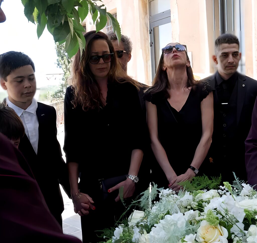 Suis-Nous - Obsèques de Chantal NObel à Ramatuelle : La famille unie dans la douleur.