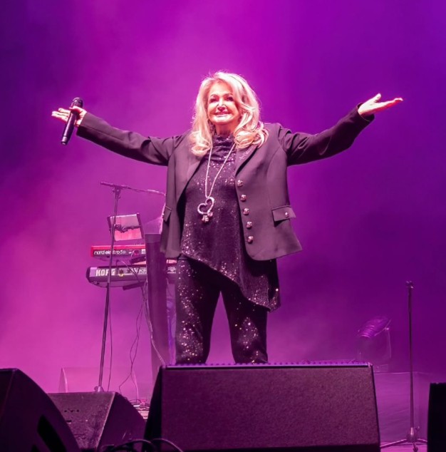 Suis-Nous - Bonnie Tyler placée dans un coma artificiel après avoir été opérée au Portugal.