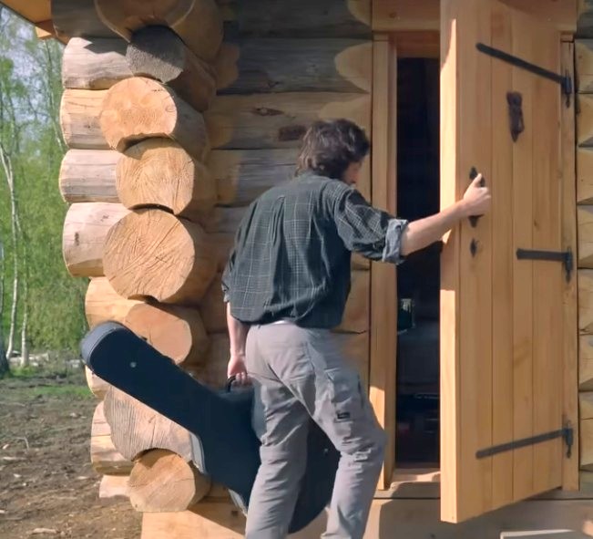Suis-Nous - Son chalet terminé, Vianney commence à composer. Suis-Nous - Son chalet terminé, Vianney commence à composer.