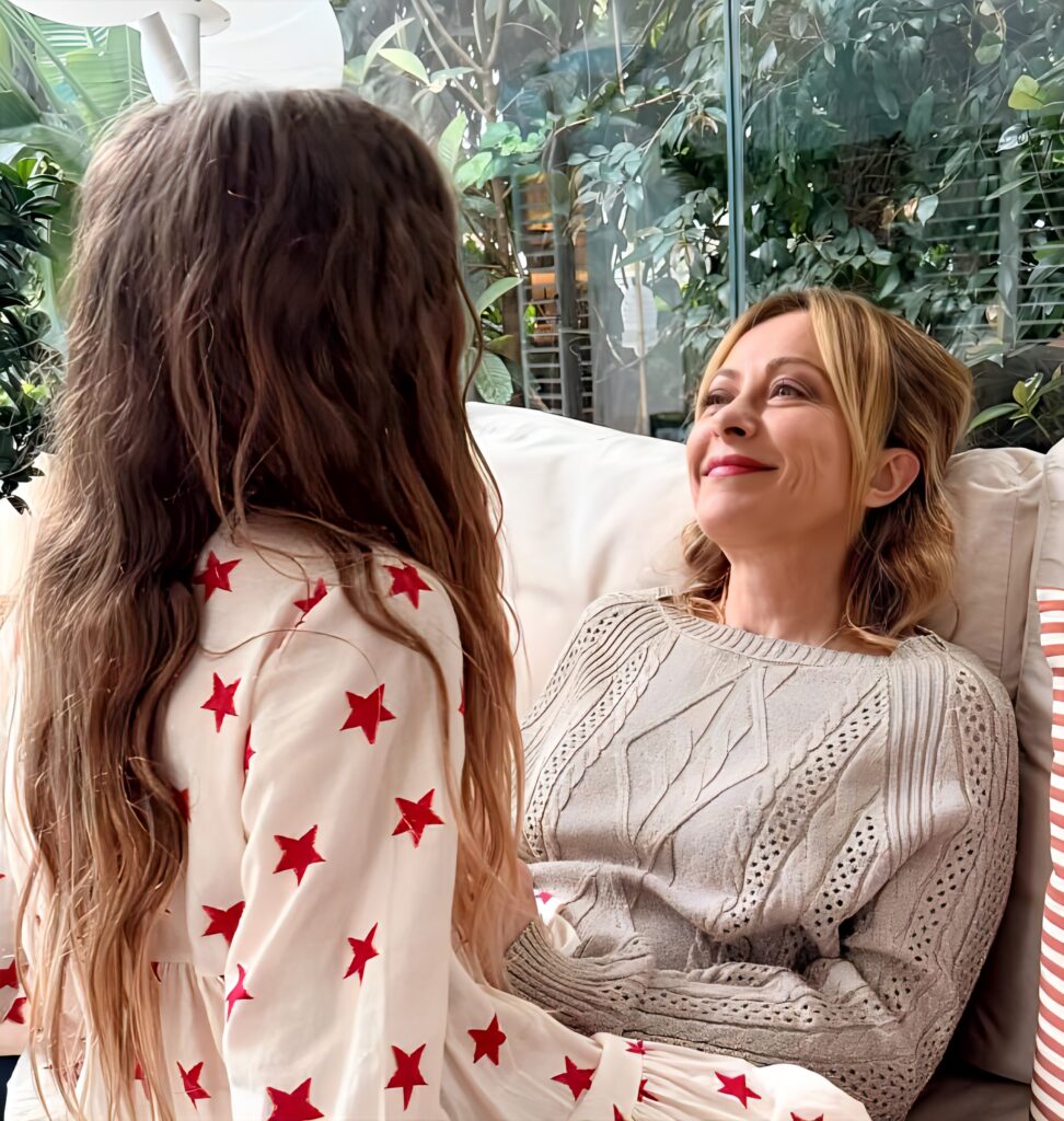 Suis-Nous - 10 Mai 2026 : Fête des mères en Italie - Giorgia Meloni poste un rare cliché avec sa fille Ginevra, accompagné d'un message pour toute les mamans