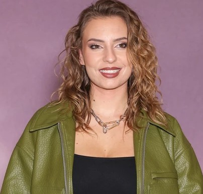 Suis-Nous - Léa, finaliste de la "Star Academy" dans l'obligation de quitter provisoirement la tournée.