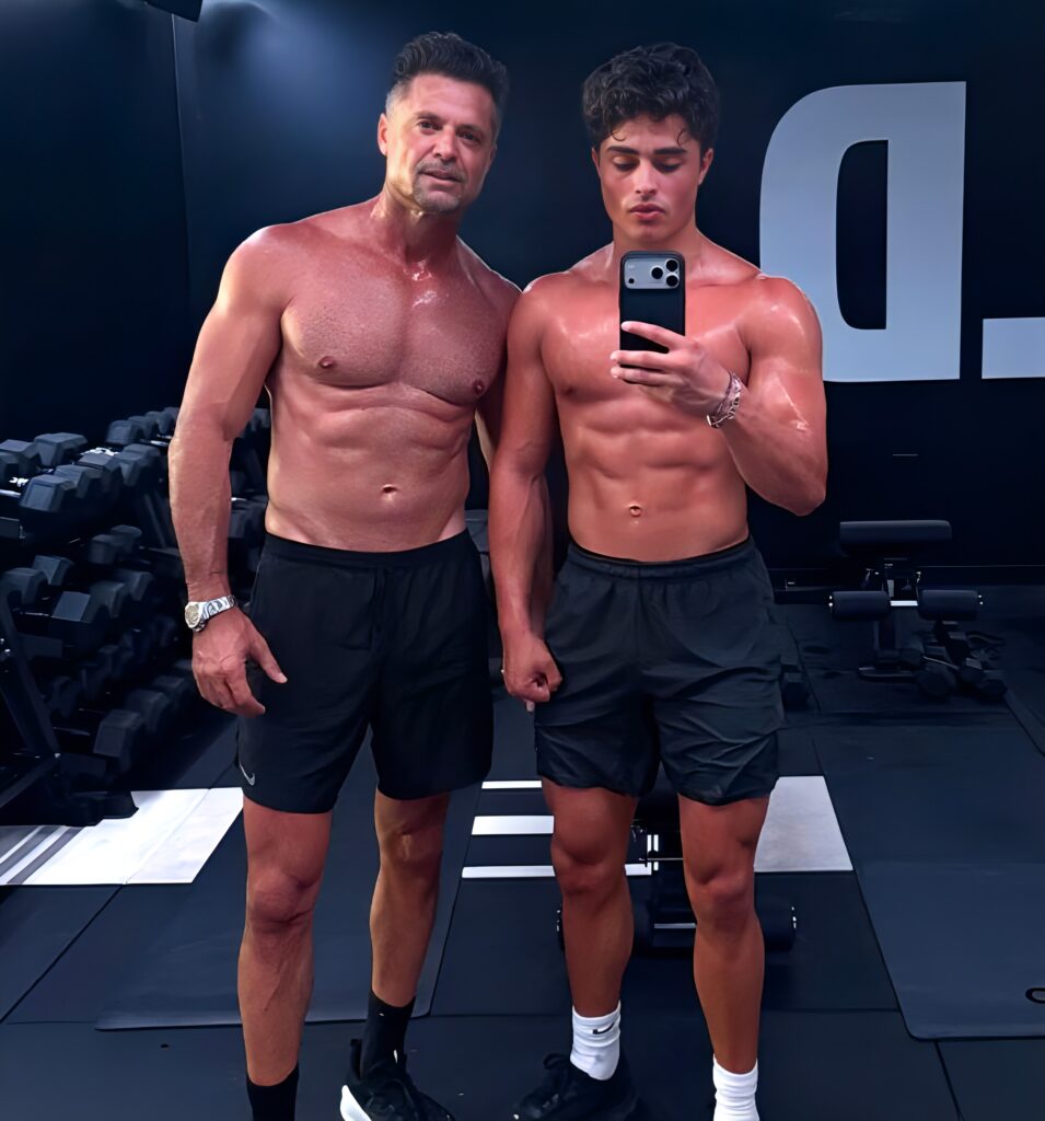 Suis-Nous - Bon anniversaire à David Charvet né le 15 mai 1972. Suis-Nous - Bon anniversaire à David Charvet né le 15 mai 1972.