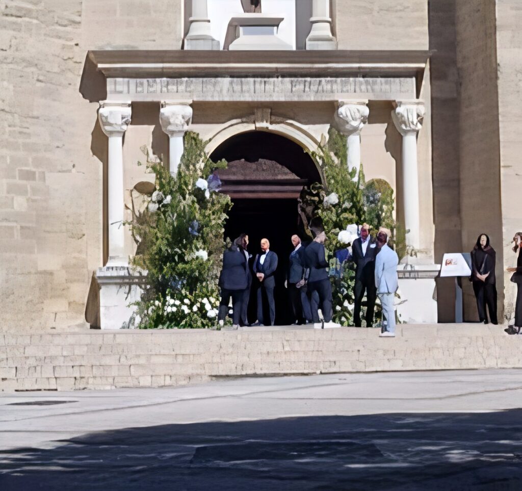 Suis-Nous - Louane et Florian se sont mariés religieusement samedi 16 mai dans le village de Pertuis, complètement bouclé... Suis-Nous - Louane et Florian se sont mariés religieusement samedi 16 mai dans le village de Pertuis, complètement bouclé...