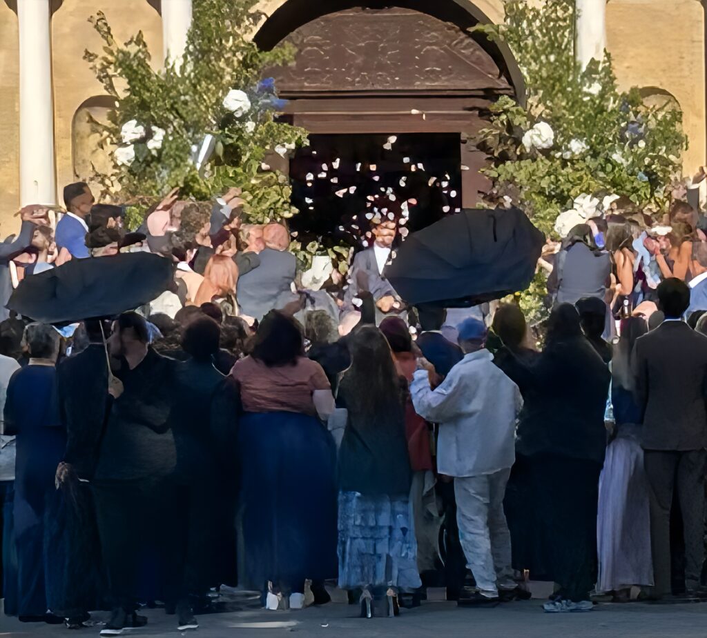 Suis-Nous - Louane et Florian se sont mariés religieusement samedi 16 mai dans le village de Pertuis, complètement bouclé... Suis-Nous - Louane et Florian se sont mariés religieusement samedi 16 mai dans le village de Pertuis, complètement bouclé...