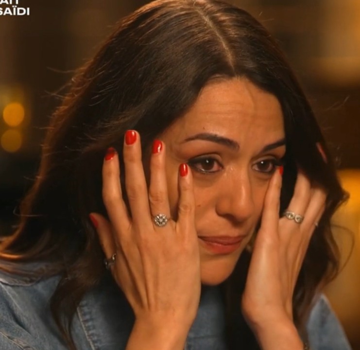 Suis-Nous - Le portrait : Sofia Essaïdi fond en larmes en évoquant la disparition de sa mère. Suis-Nous - Le portrait : Sofia Essaïdi fond en larmes en évoquant la disparition de sa mère.
