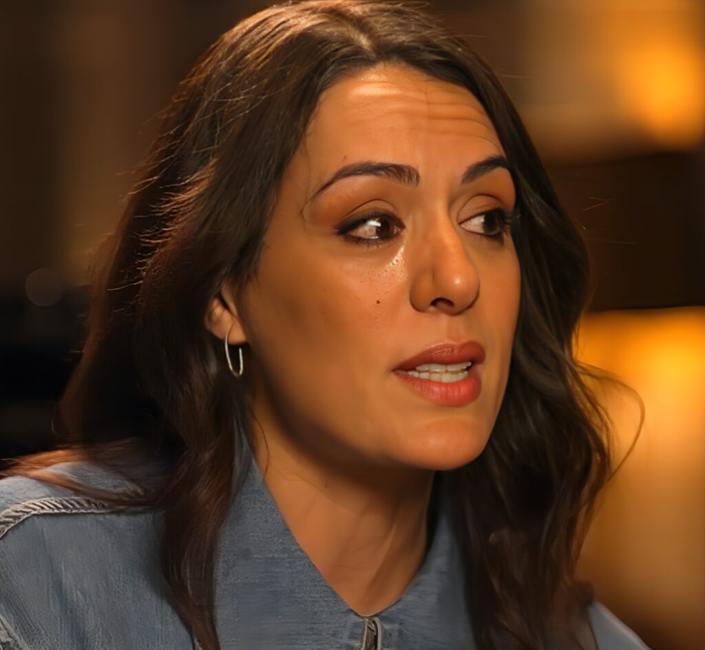 Suis-Nous - Le portrait : Sofia Essaïdi fond en larmes en évoquant la disparition de sa mère. Suis-Nous - Le portrait : Sofia Essaïdi fond en larmes en évoquant la disparition de sa mère.