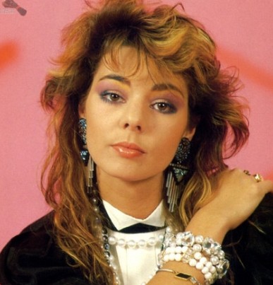Suis-Nous - Bon anniversaire à Sandra, star des années 80, née le 18 mai 1962. Suis-Nous - Bon anniversaire à Sandra, star des années 80, née le 18 mai 1962.