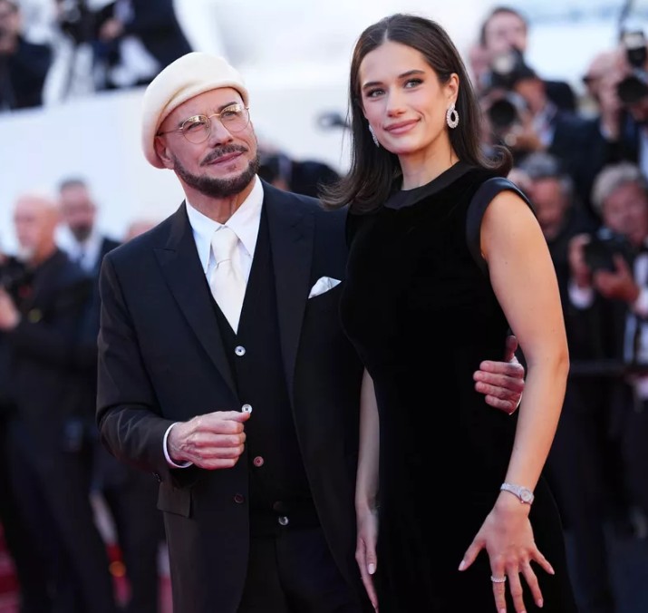 Suis-Nous - John Travolta à Cannes. Mais pourquoi ce look ?